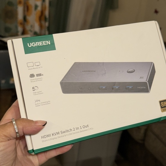 UGREEN 8K Displayport KVM Switch DP 1.4 with 4 USB 3.0 Ports (3 USB-A + 1 USB-C) - Picture 7 of 8